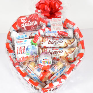 Tarta con forma de corazón de chocolatinas