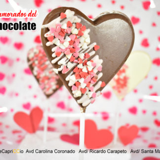 Piruleta con forma de corazon de chocolate