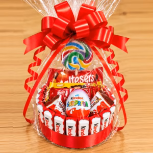 Tarta Kinder pequeña para regalar con piruleta de colores y lazo rojo