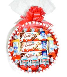 Tarta redonda con chocolates kinder y 3 huevos kinder sorpresa