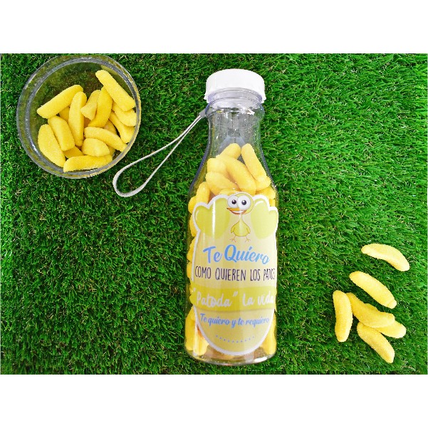 botella personalizada rellena de chuches_Mesa de trabajo plátanos