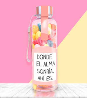 Botella con mensaje y chuches donde el alma sonría ahí es.