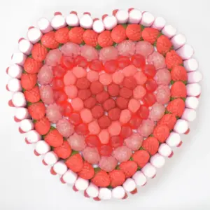 Tarta Gominolas y Esponjitas Corazón 1150 gr. en primer plano, destacando los colores vibrantes de las gominolas y esponjitas.