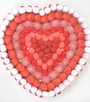 Tarta Gominolas y Esponjitas Corazón 1150 gr. en primer plano, destacando los colores vibrantes de las gominolas y esponjitas.