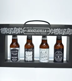 Estuche de regalo con cuatro cervezas artesanas premium y jarra de cristal.