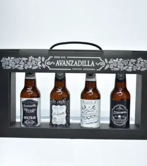 Estuche de regalo con cuatro cervezas artesanas premium y jarra de cristal.