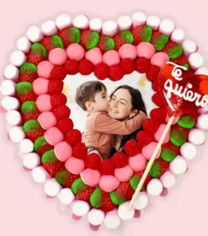 Tarta de chuches con fotografía comestible personalizada y Esponjitas Corazón 1150 gr. vista lateral con gominolas rojas y esponjitas
