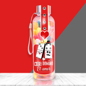 Botella con chuches para regalar a pareja.