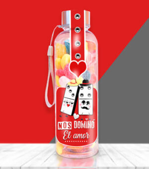 Botella con chuches para regalar a pareja.