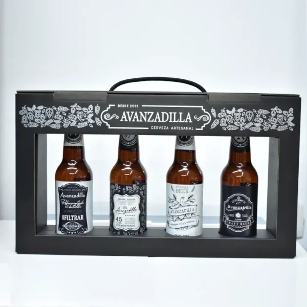 Estuche de regalo con cuatro cervezas artesanas premium y jarra de cristal.