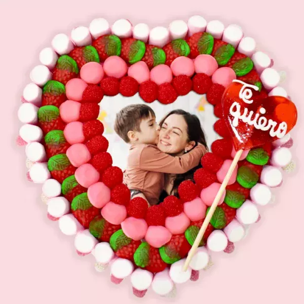 Tarta de chuches con fotografía comestible personalizada y Esponjitas Corazón 1150 gr. vista lateral con gominolas rojas y esponjitas