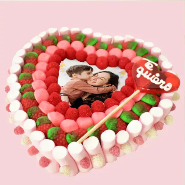 Tarta de chuches con fotografía comestible personalizada y Esponjitas Corazón 1150 gr. vista lateral con gominolas rojas y esponjitas