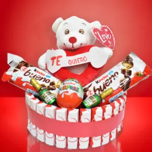 Tarta Kinder con oso de peluche.