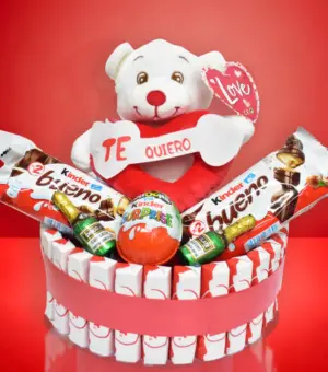Tarta Kinder con oso de peluche.