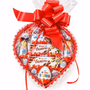 Tarta Kinder en forma de corazón con chocolates y lazo rojo para regalar