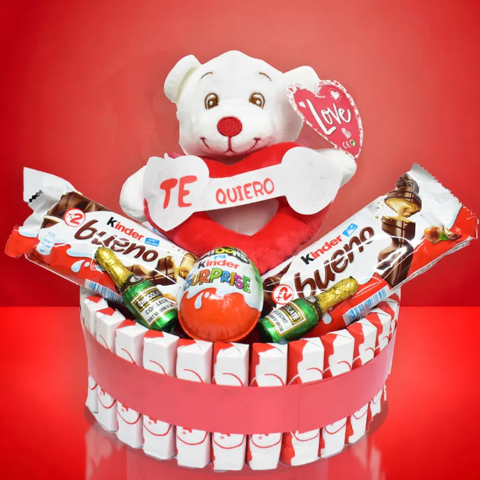 Tarta Kinder con oso de peluche.