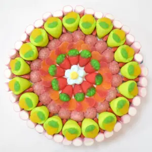 Tarta de chuches vista desde arriba de una tarta de chuches espectacular, ideal para regalar. La foto muestra una Tarta con Gominolas y Esponjitas de 30 cm de diámetro con fresas, corazones de melocotón, ladrillos rojos de regaliz y esponjitas.