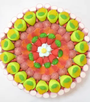 Tarta de chuches vista desde arriba de una tarta de chuches espectacular, ideal para regalar. La foto muestra una Tarta con Gominolas y Esponjitas de 30 cm de diámetro con fresas, corazones de melocotón, ladrillos rojos de regaliz y esponjitas.