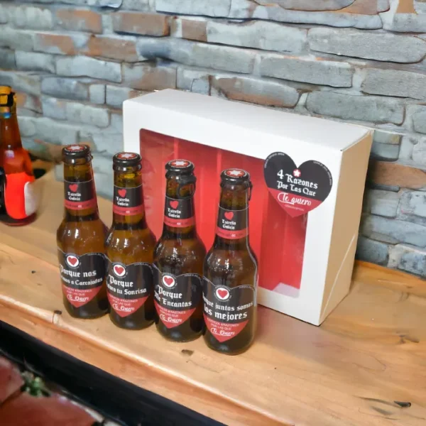 Estuche con 4 cervezas Estrella Galicia y mensajes románticos, regalo para pareja En una encimera con pared detrás.