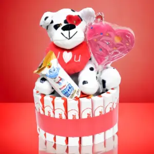 Tarta kinder con peluche de amor.