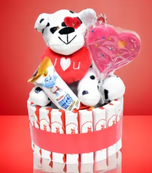Tarta kinder con peluche de amor.