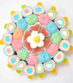 Tarta con gominolas y esponjitas redonda de 250 gramos vista desde arriba, destacando la disposición de las golosinas surtidas. Tarta con Gominolas y Esponjitas - Vista Superior