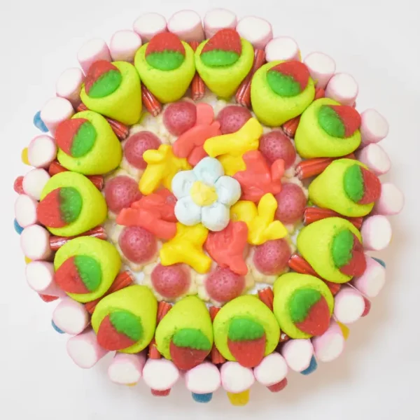 Tarta de chuches redonda con fresones rellenos y esponjitas en forma de flor, ideal para madres a la que les encanta las chuches.