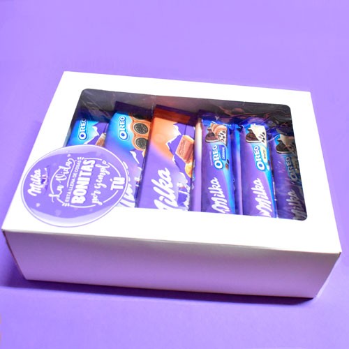 Caja blanca con ventana llena de chocolates Milka
