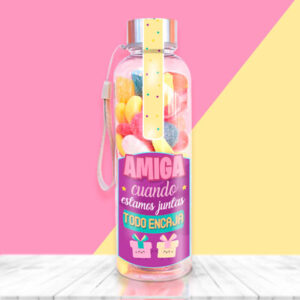 Botellas con chuches para regalar a una amiga.