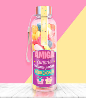 Botellas con chuches para regalar a una amiga.
