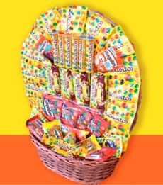 Cesta con chocolates Lacasitos y Conguitos