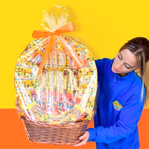 Cesta con Lacasitos y Conguitos - Imagen 2