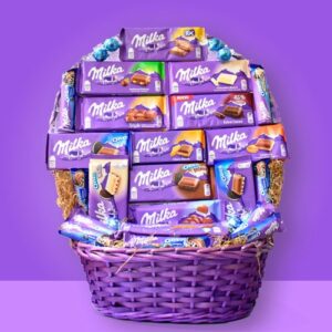 Cesta de mimbre llena de chocolates Milka
