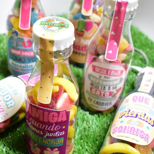 Botella llena de chuches con mensaje