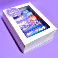 Caja blanca con ventana rellena de chocolates Milka