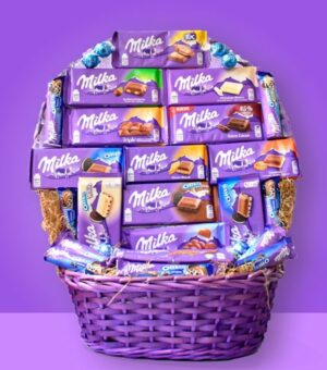 Cesta de mimbre llena de chocolates Milka