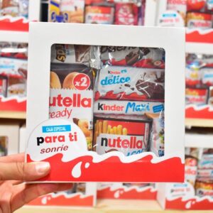 Estuche de cartón lleno de chocolates kinder para regalar.