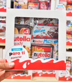 Estuche de cartón lleno de chocolates kinder para regalar.