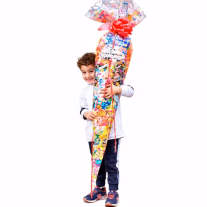 Supercono XXL con golosinas junto a un niño