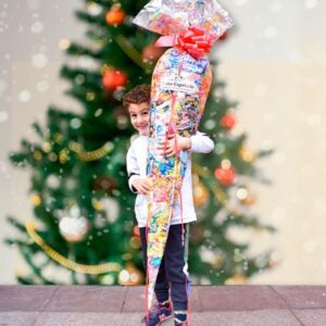 Cono gigante de chuches snacks y chocolates.