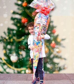 Cono gigante de chuches snacks y chocolates.