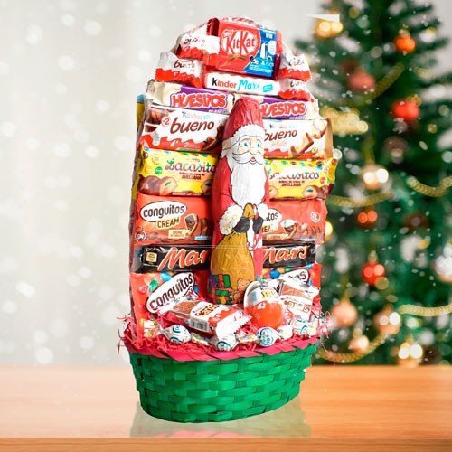 Enorme cesta con chocolates variados de casi 70 centímetros de alta.