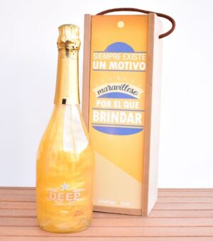 Botella con efecto nube dorada.