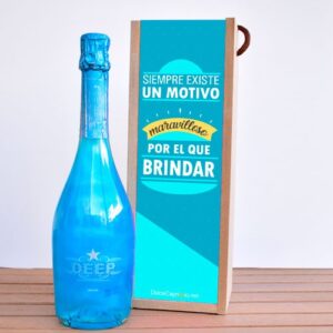 Botella con efecto nube azul y plata.