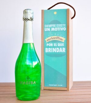 Botella con efecto nube rosa y plata.