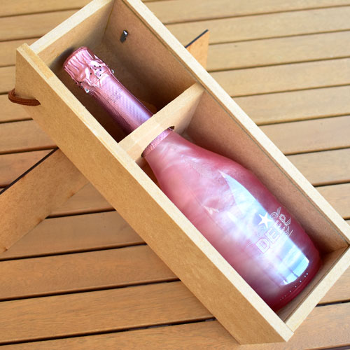 Botella con efecto nube rosa y plata.