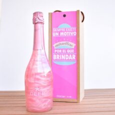 Botella con efecto nube rosa y plata.