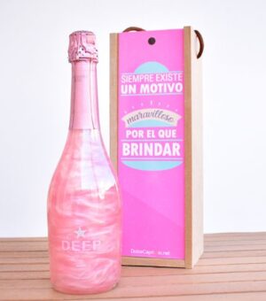 Botella con efecto nube rosa y plata.
