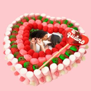 Tarta de chuches con forma de corazón y fotografía comestible.