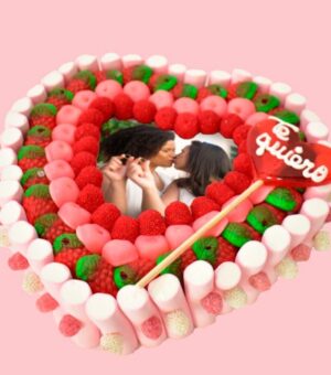Tarta de chuches con forma de corazón y fotografía comestible.